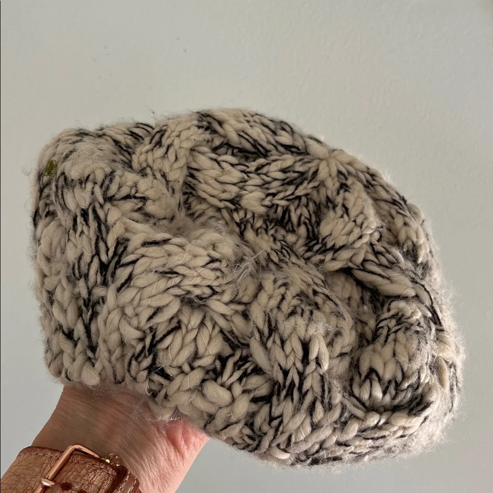 Kimchi Blue Chunky Knit Hat in Black and Cream